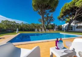 Prestige for Home – Luxurious 4 bedroom villa with swimming pool, garden, barbecue - in Quarteira