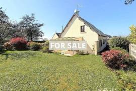 Detached House with Garden by the Coast