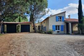 Detached Villa With Pool in 1.5 Acre Gardens