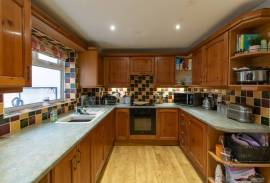 4 bedroom, Semi-detached house for sale
