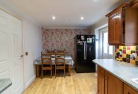 4 bedroom, Semi-detached house for sale