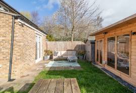 4 bedroom, Semi-detached house for sale