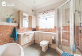 3 bedroom, Detached house for sale