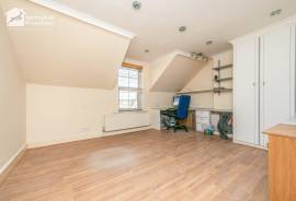 4 bedroom, Semi-detached house for sale