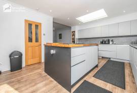 4 bedroom, Semi-detached house for sale