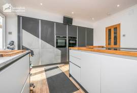 4 bedroom, Semi-detached house for sale