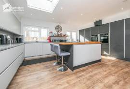 4 bedroom, Semi-detached house for sale