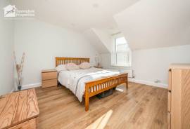 4 bedroom, Semi-detached house for sale