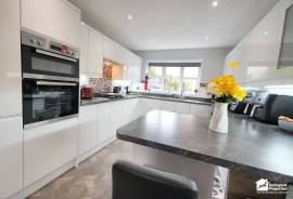 4 bedroom, Detached house for sale