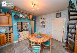 6 bedroom, Detached house for sale