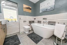 6 bedroom, Detached house for sale