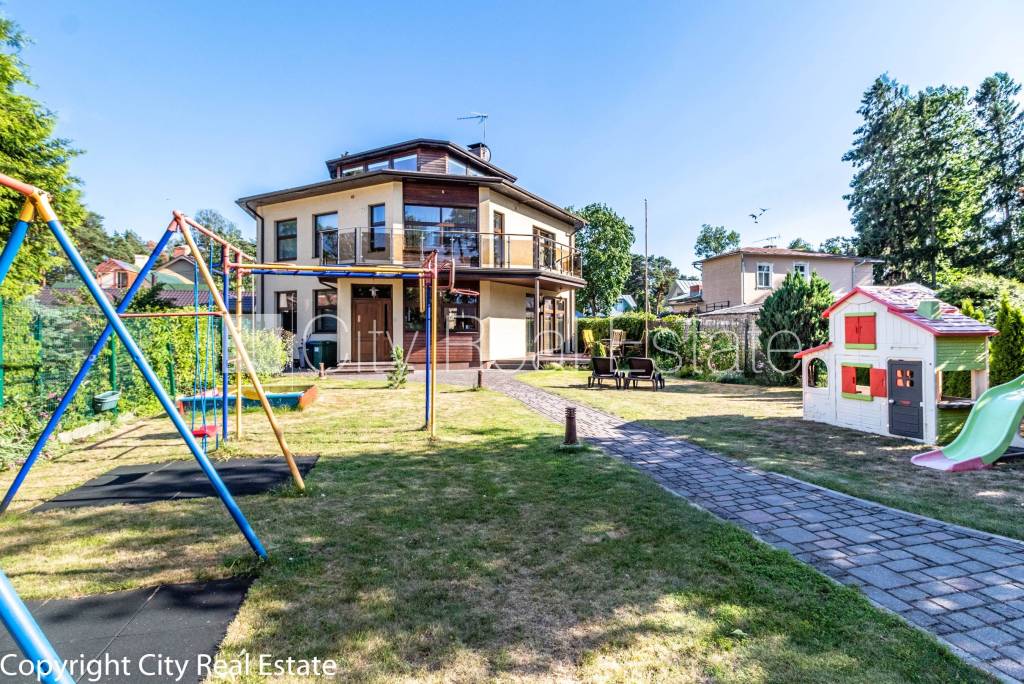 Detached house for rent in Jurmala, 260.00m2