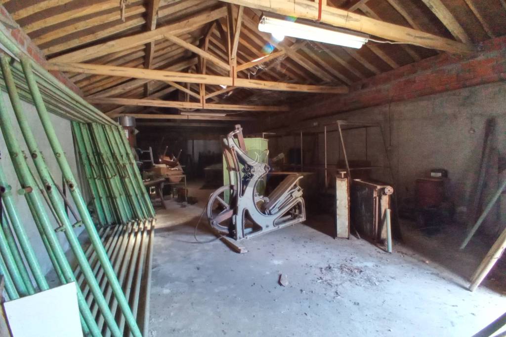 Cottage and warehouse on 2,220 m2 of land