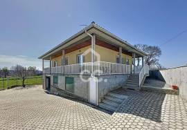 Detached house, with four bedrooms, with land in the municipality of Montalegre