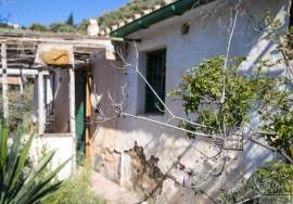 Rustic finca of 29.800 m² in Sayalonga, with stunning views and a house to reform. Ideal for rural project, agriculture or charming house in the middle of nature.