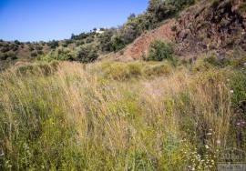Rustic finca of 29.800 m² in Sayalonga, with stunning views and a house to reform. Ideal for rural project, agriculture or charming house in the middle of nature.