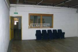 2-storey stall store with 458 m2 located next to the Basilica da Estrela in Lisbon