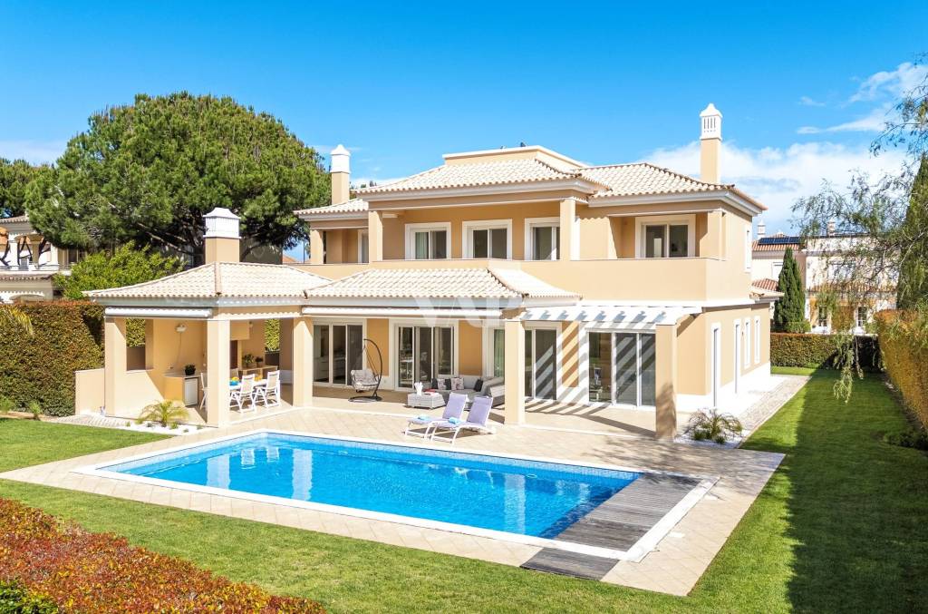 4+2 bedroom villa for sale in Vila Sol with GOLF view