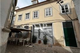 Building with project for renovation in Faro