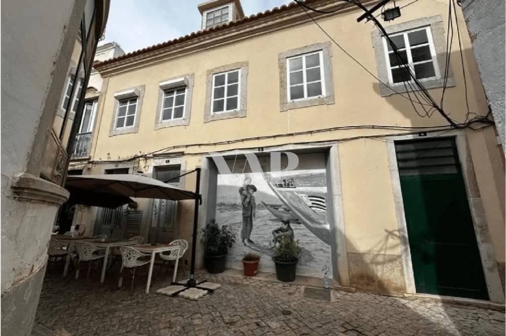 Building with project for renovation in Faro