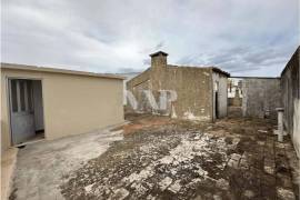 Building with project for renovation in Faro