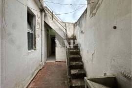 Building with project for renovation in Faro