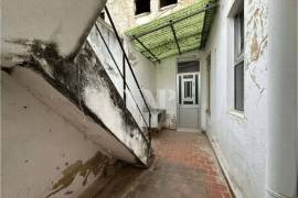 Building with project for renovation in Faro