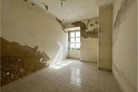 Building with project for renovation in Faro