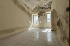 Building with project for renovation in Faro