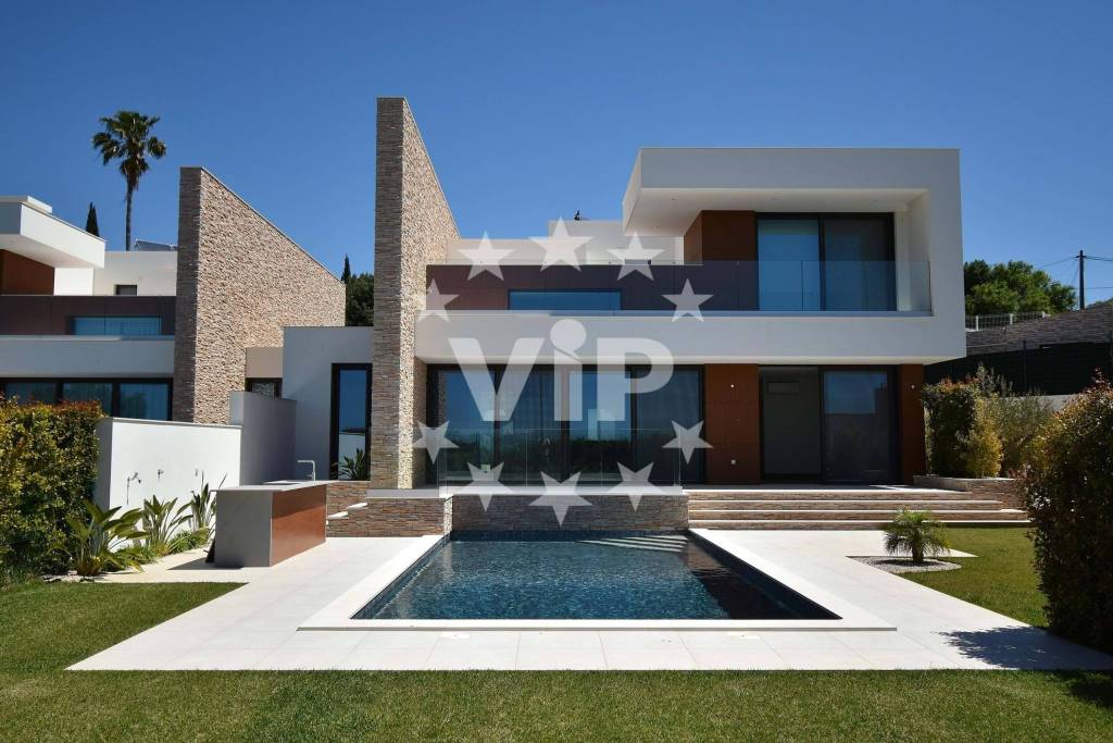 3 BEDROOM LUXURY VILLA - PRIVATE SWIMMING POOL - GARDEN