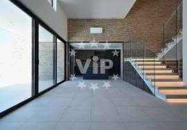3 BEDROOM LUXURY VILLA - PRIVATE SWIMMING POOL - GARDEN