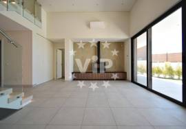 3 BEDROOM LUXURY VILLA - PRIVATE SWIMMING POOL - GARDEN