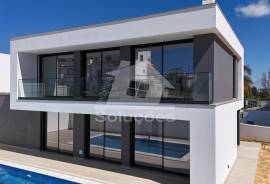 New 4 Bedroom Villa with Pool, Barbecue and Box Garage in Belavista, Parchal - Lagoa