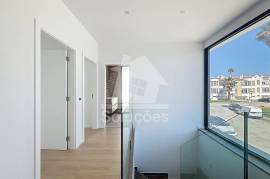 New 4 Bedroom Villa with Pool, Barbecue and Box Garage in Belavista, Parchal - Lagoa