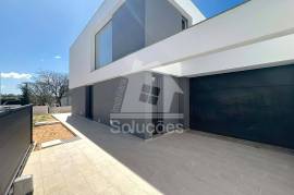 New 4 Bedroom Villa with Pool, Barbecue and Box Garage in Belavista, Parchal - Lagoa