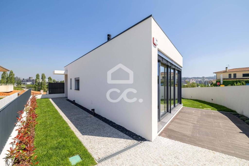 3 bedroom detached house in the center of Trofa