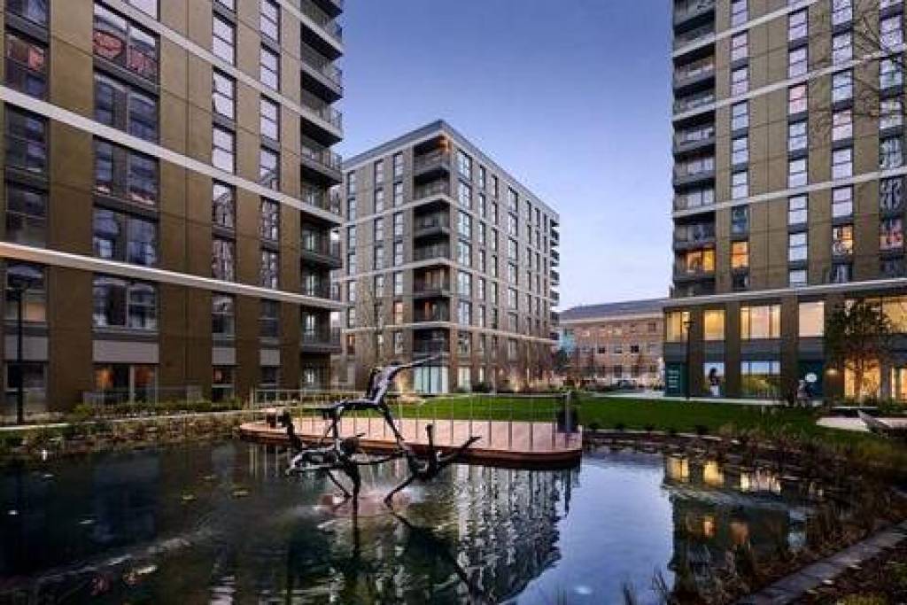 Stylish One-Bedroom Apartment in Staines-upon-Thames with Scenic Views