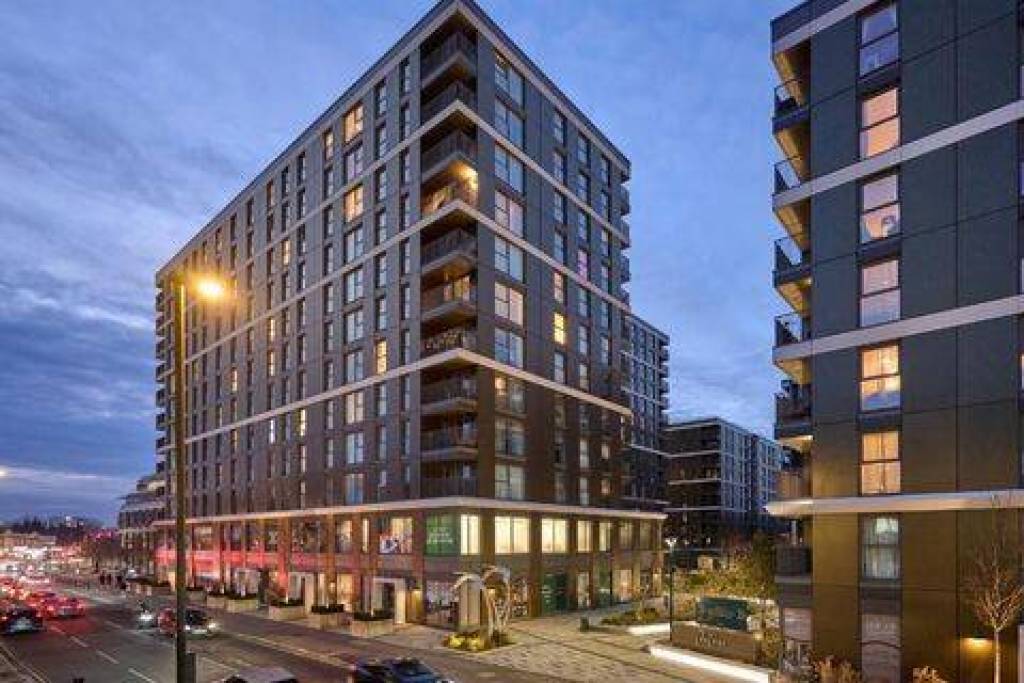 Modern Two-Bedroom Apartment with Stunning Views in Staines-upon-Thames