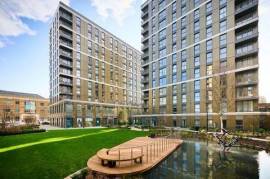 Spacious Three-Bedroom Apartment with Scenic Views in Staines-upon-Thames