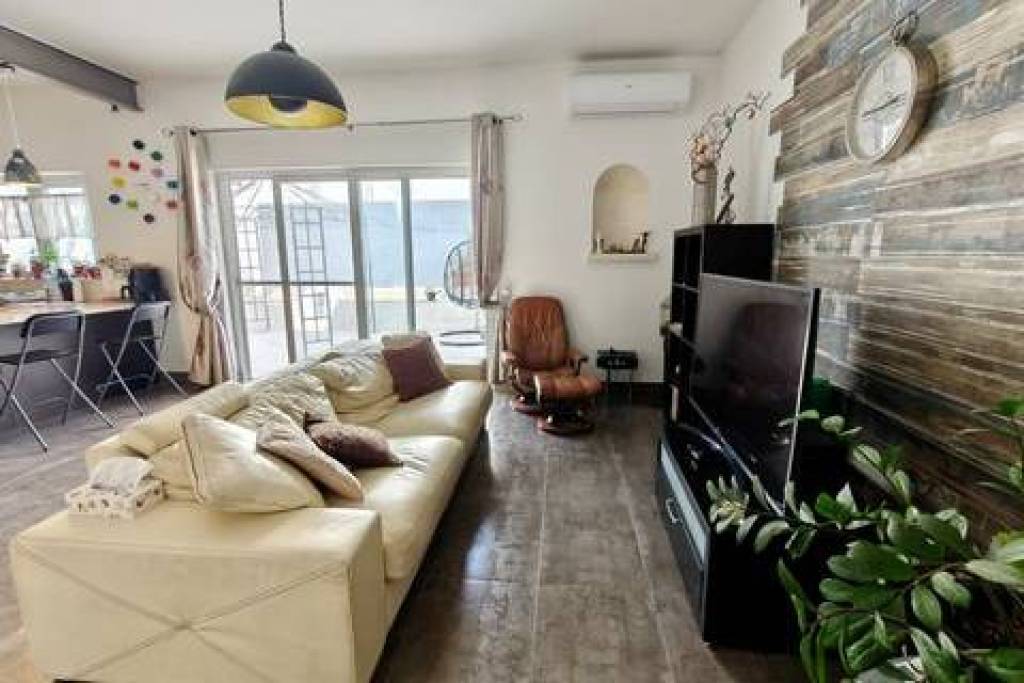 Attard - Cornr Villa, Situated on a generous 320 sqm corner plot