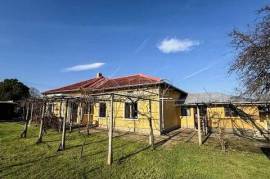 Spacious Partly Renovated House with outbuildingsnear the Sea and General Toshevo