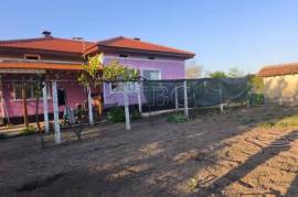 Dorfhaus mit 3 Schlafzimmern, brandneuem Dach, großem Garten und Nebengebäuden – nur 20 km vom Strand entfernt!