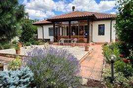 Preciosa casa de 3 dormitorios con jardín paradisíaco cerca de Balchik