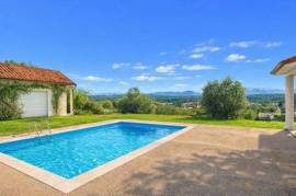 Vue panoramique sur les Pyrénées  Maison contemporaine de 190 m² sur 3 900 m² de terrain, aux portes de Pau
