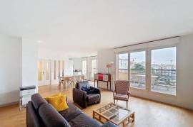Duplex familial au dernier étage avec deux terrasses et vue panoramique vers Paris.