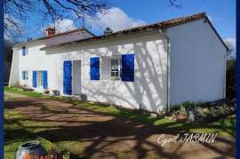 Maison de campagne : charme de la pierre, vue dégagée et tranquillité assurée !