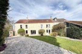 Propriété de caractère en pierre du XIXe siècle 210m2 habitable,dépendance de 175m2 avec cour pavée terrain de 1281m2 à proximité du Zoo safari de Thoiry