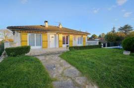 House with pool, outbuildings and buildable land  Prime setting near Périgueux