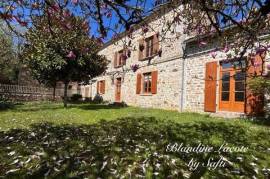 Maison creusoise dépendances 1 hectare de terrain