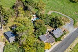 Property with house, gîte, restaurant and swimming pool